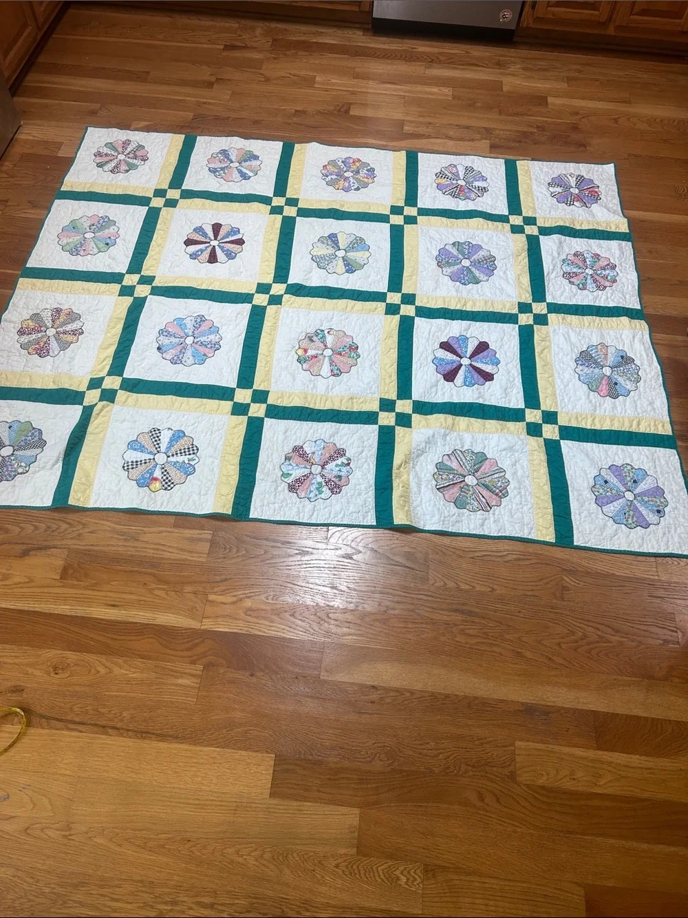 VTG Handmade Dresden Plate Quilt 63x82 Twin Hand Stitched Patchwork 1930s 1940s